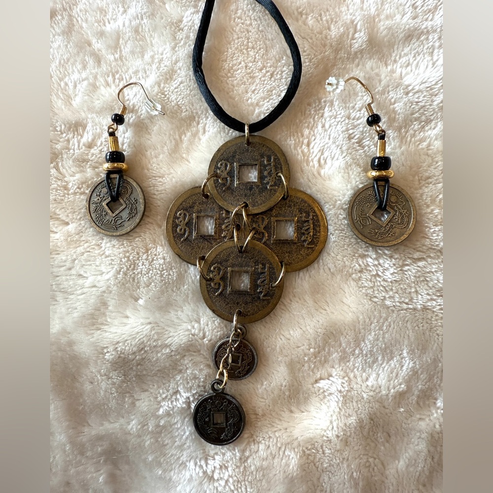 🟢 3/$20 - matching necklace and earring set